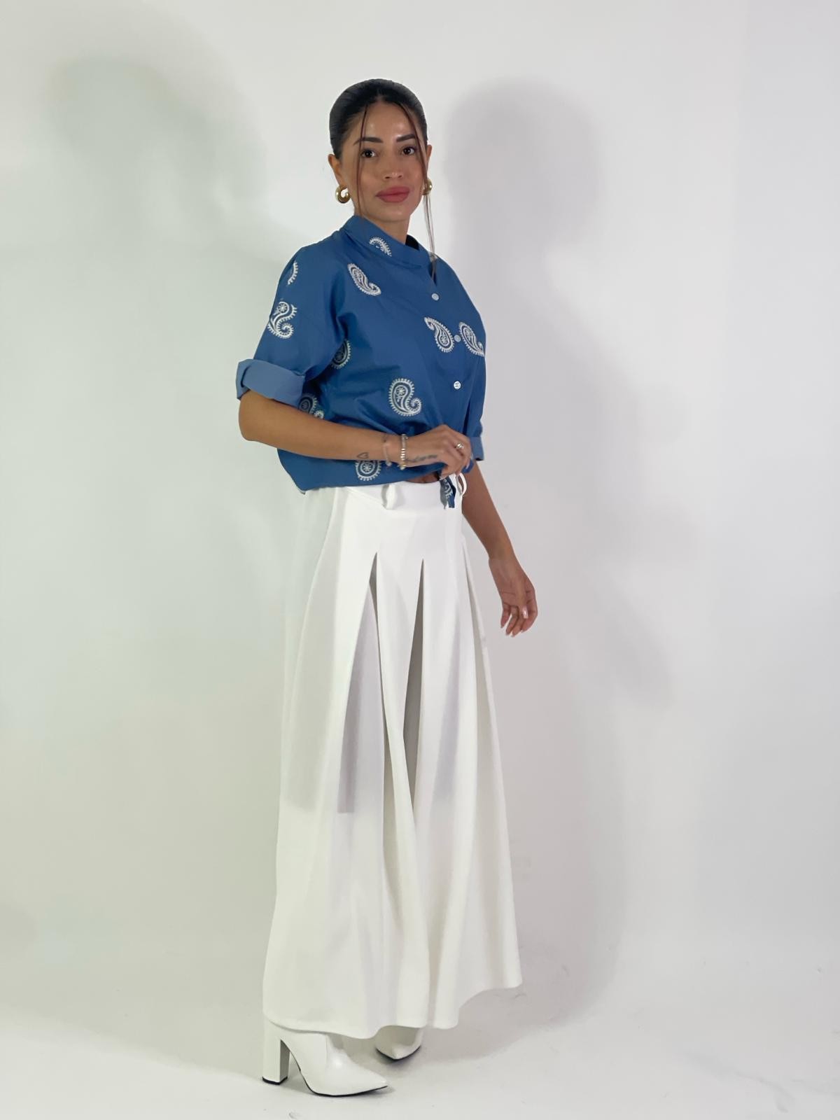 Camicia con ricami in cotone