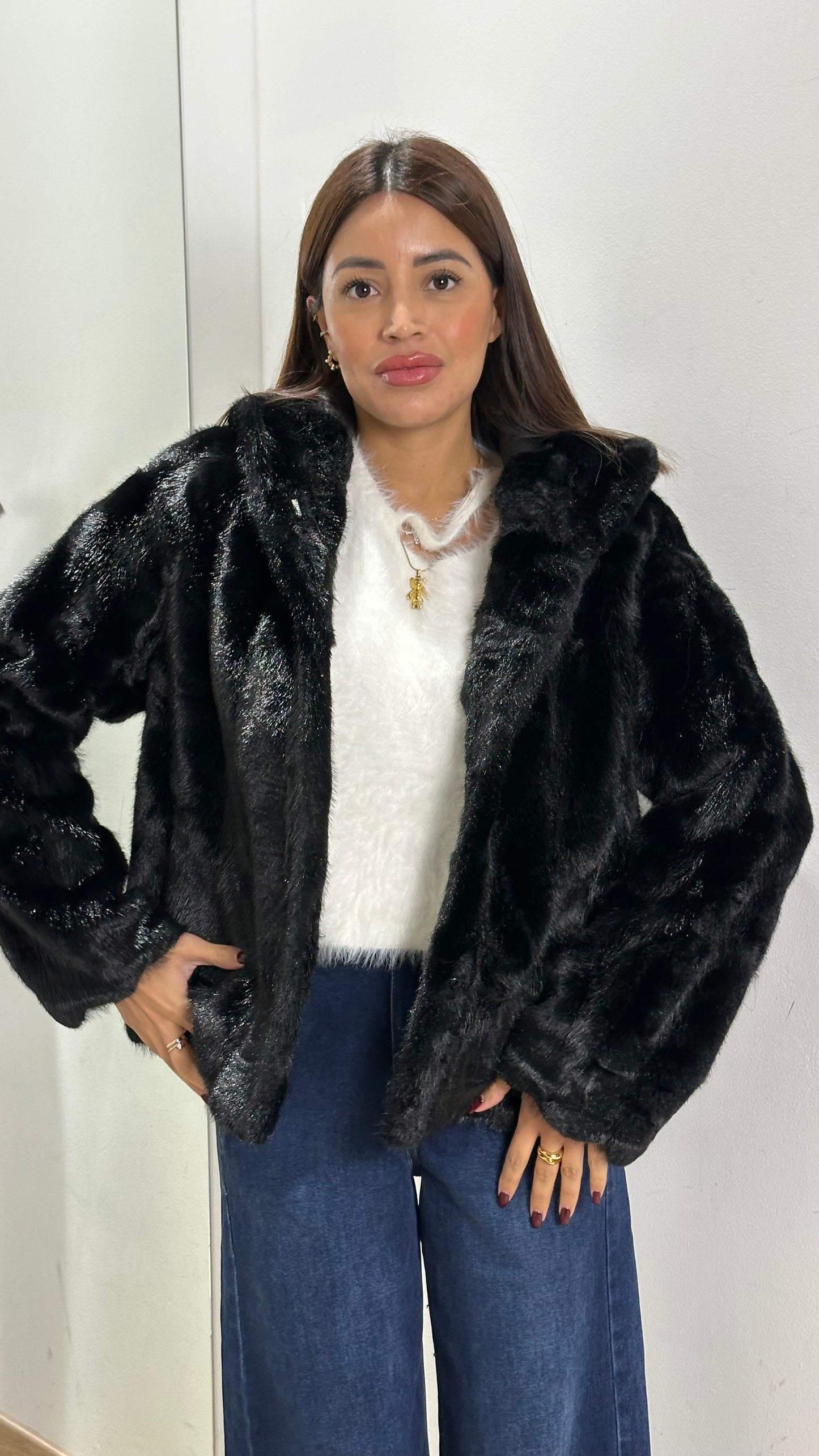 Pelliccia Nera con Chiusura a Spille