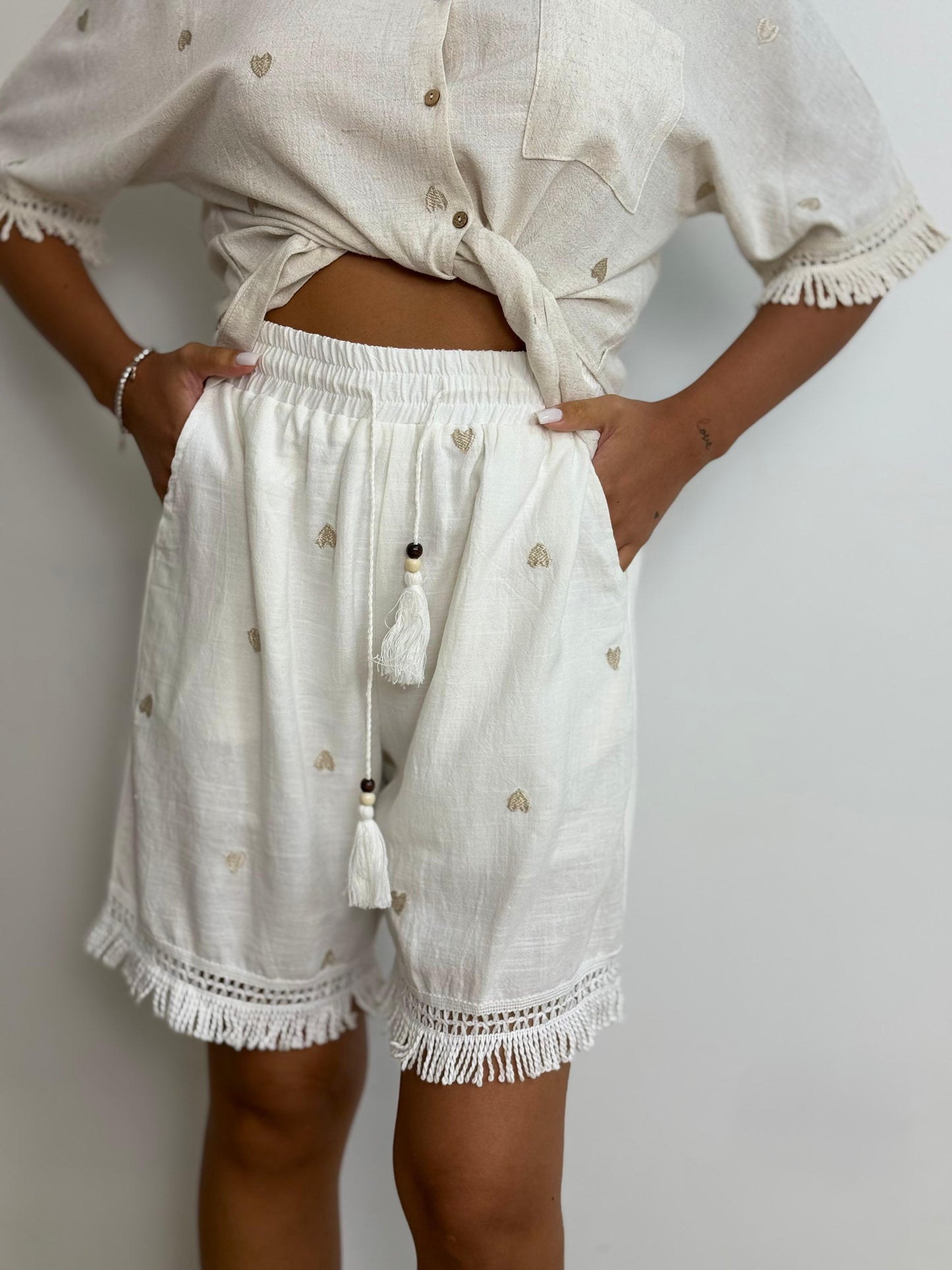 Short con cuori ricamati
