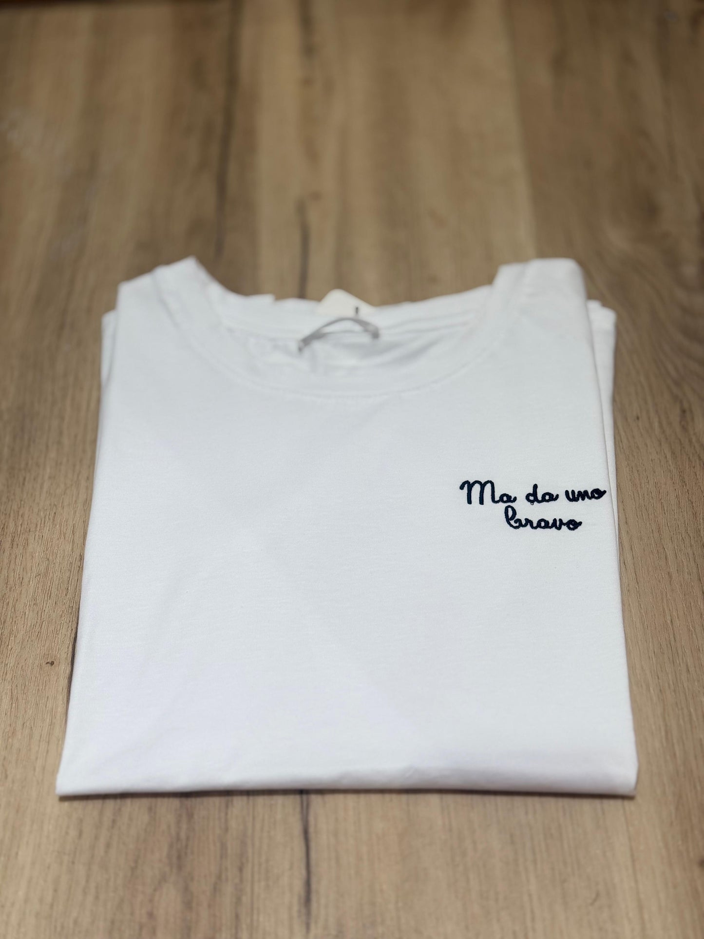 T-shirt con scritte ricamate 3.0