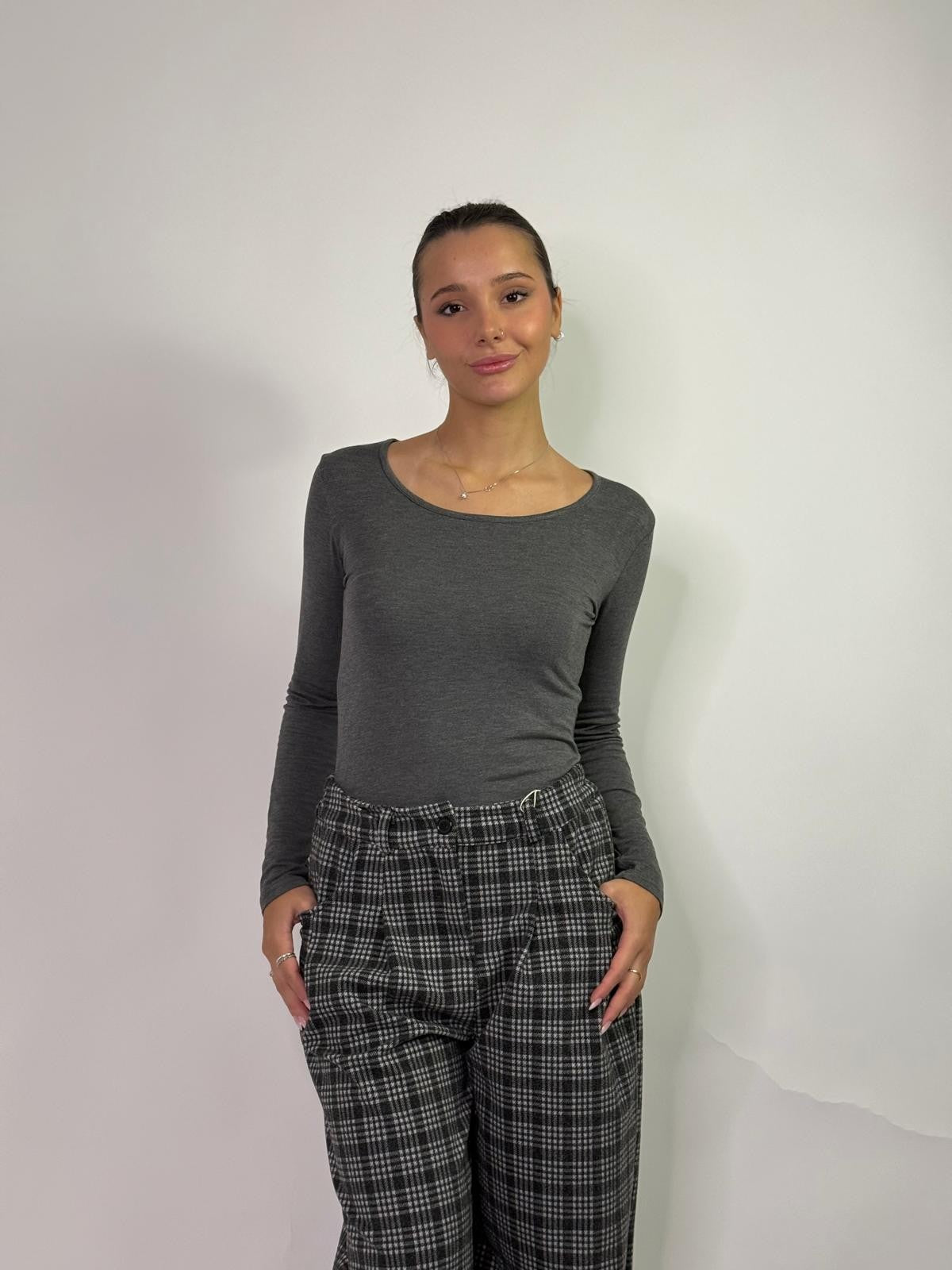Maglia scollo a u basic felpato