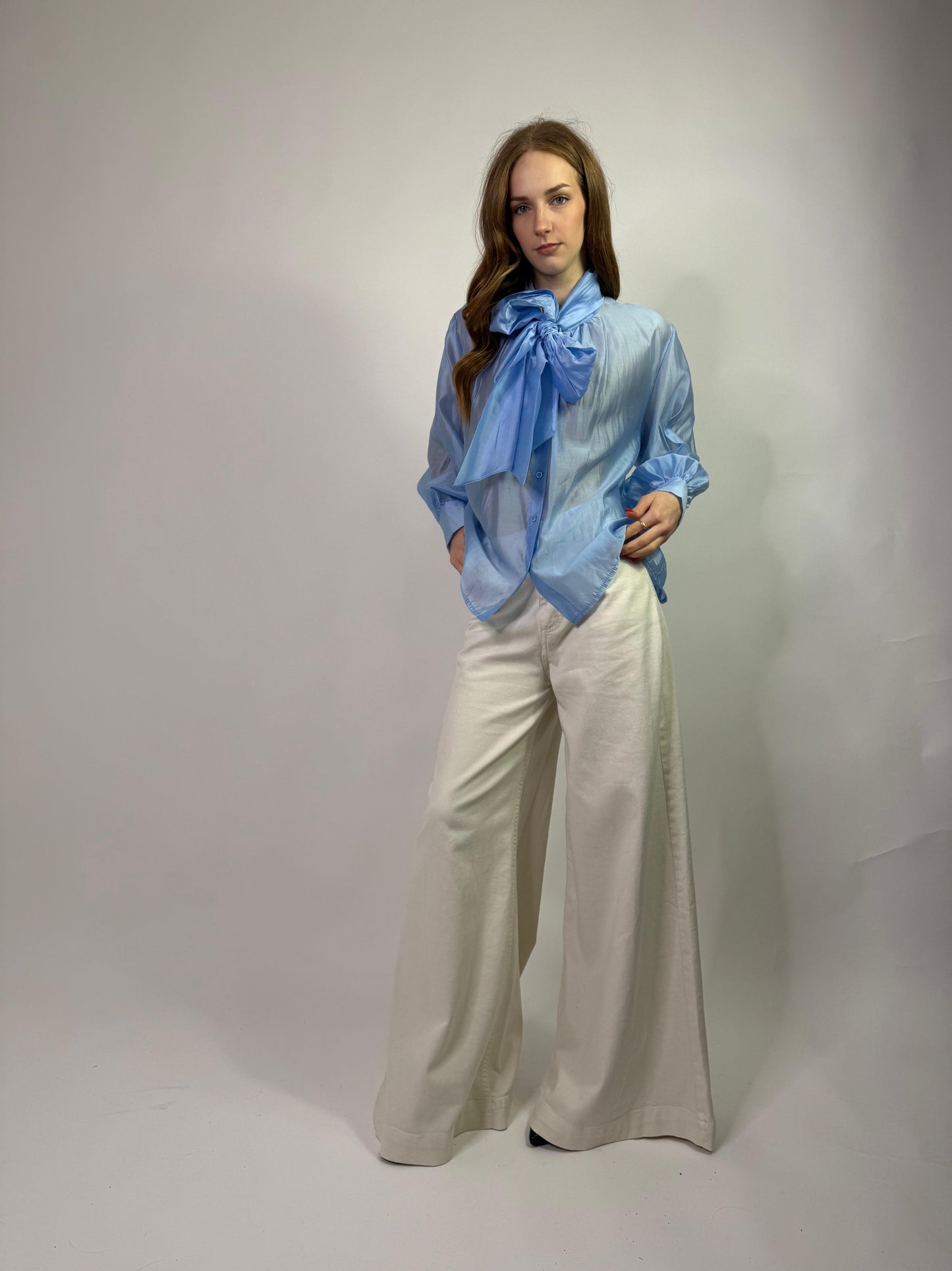 Camicia semi trasparente con fiocco