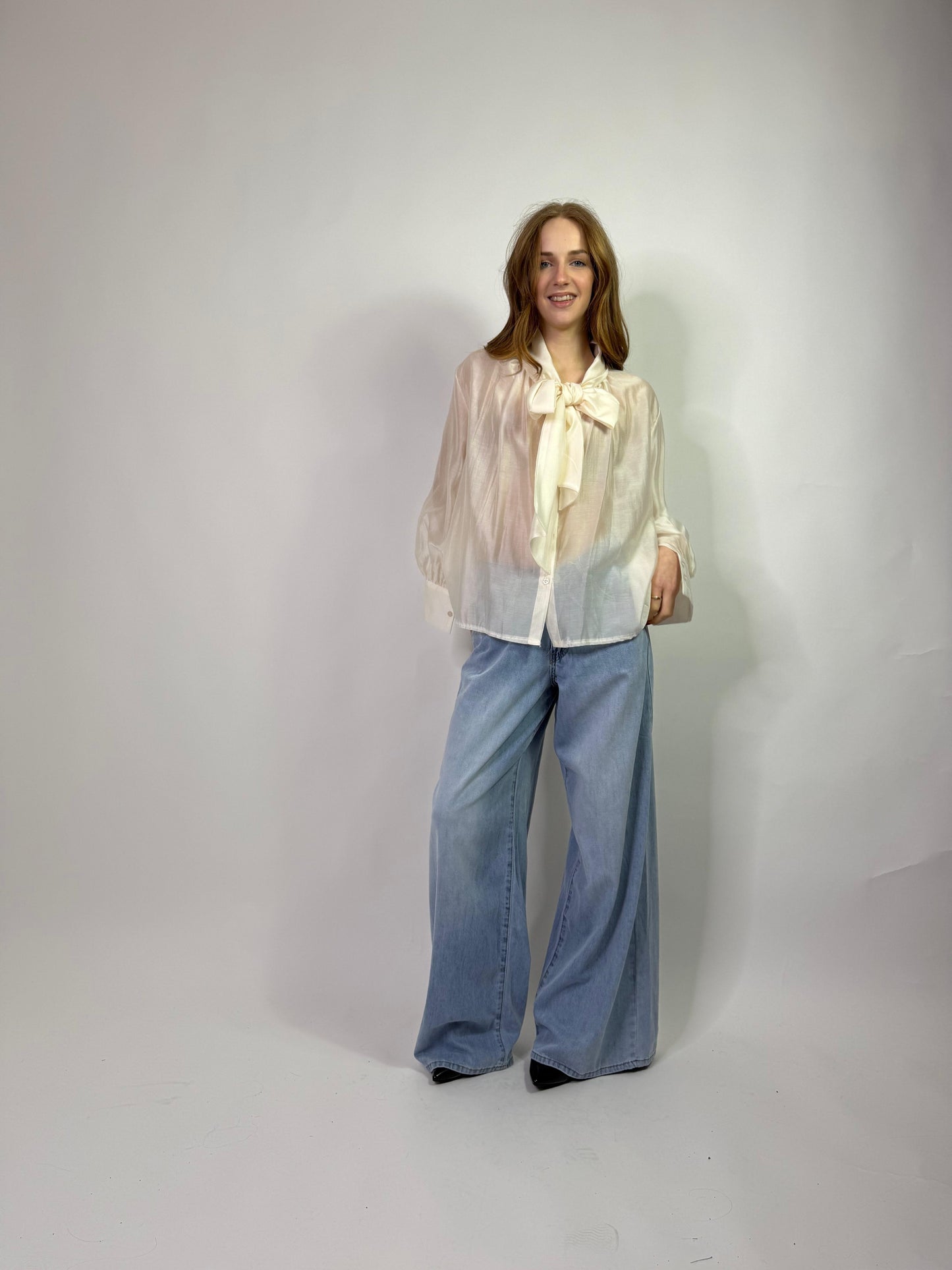 Camicia semi trasparente con fiocco