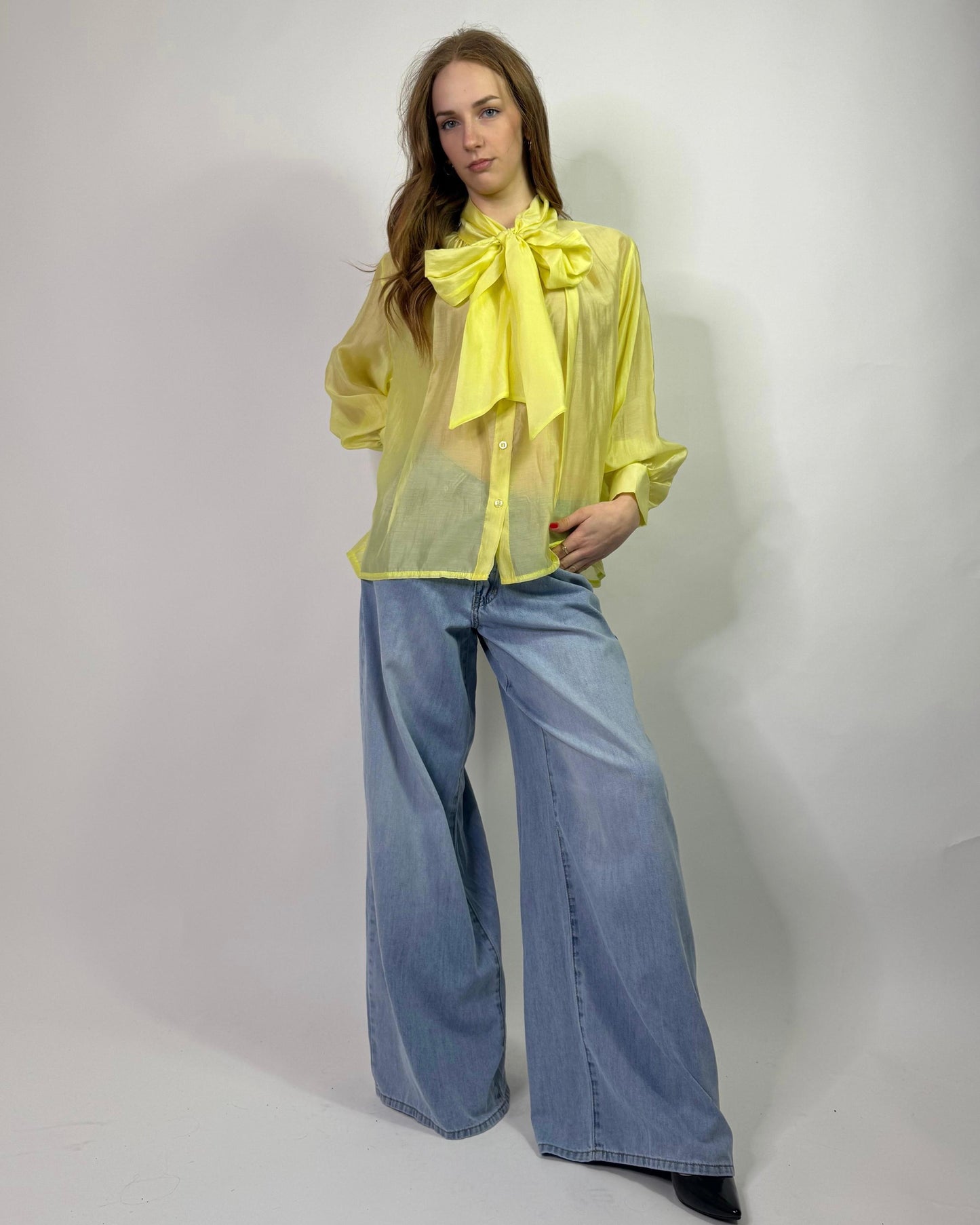 Camicia semi trasparente con fiocco