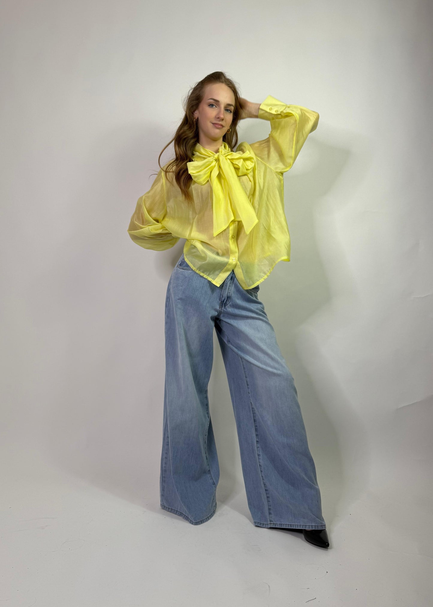Camicia semi trasparente con fiocco