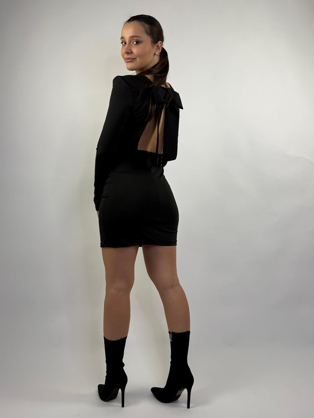 Abito corto coquette con spallone