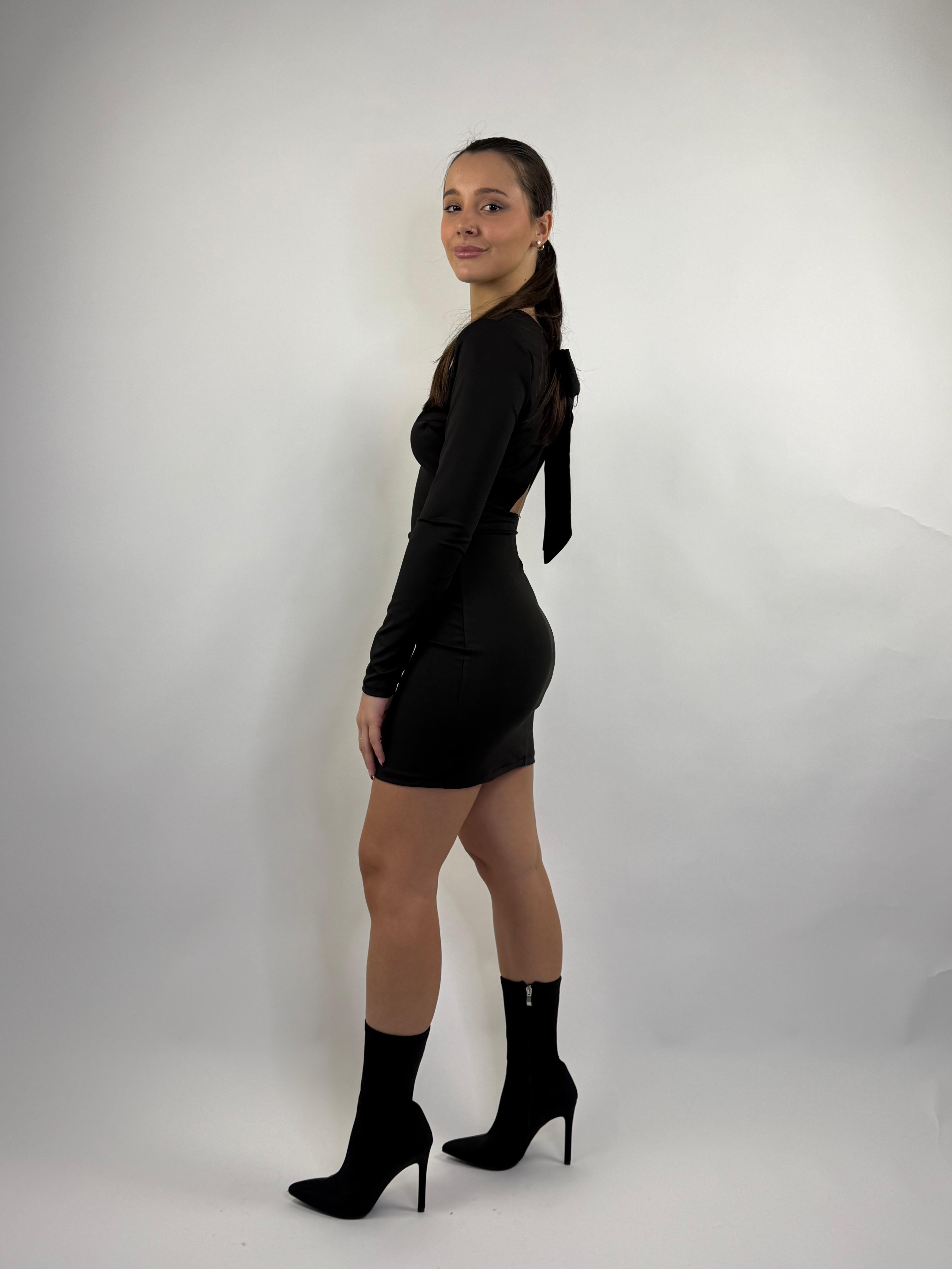 Abito corto coquette con spallone