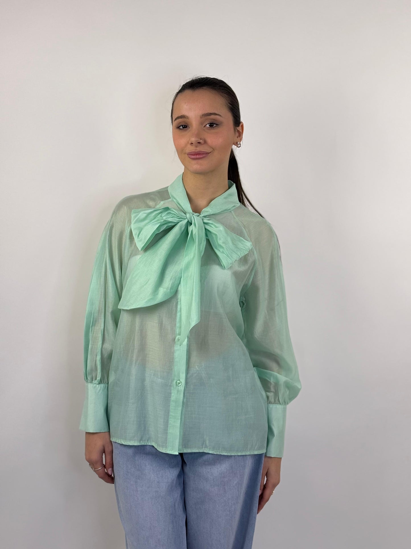 Camicia trasparente con fiocco
