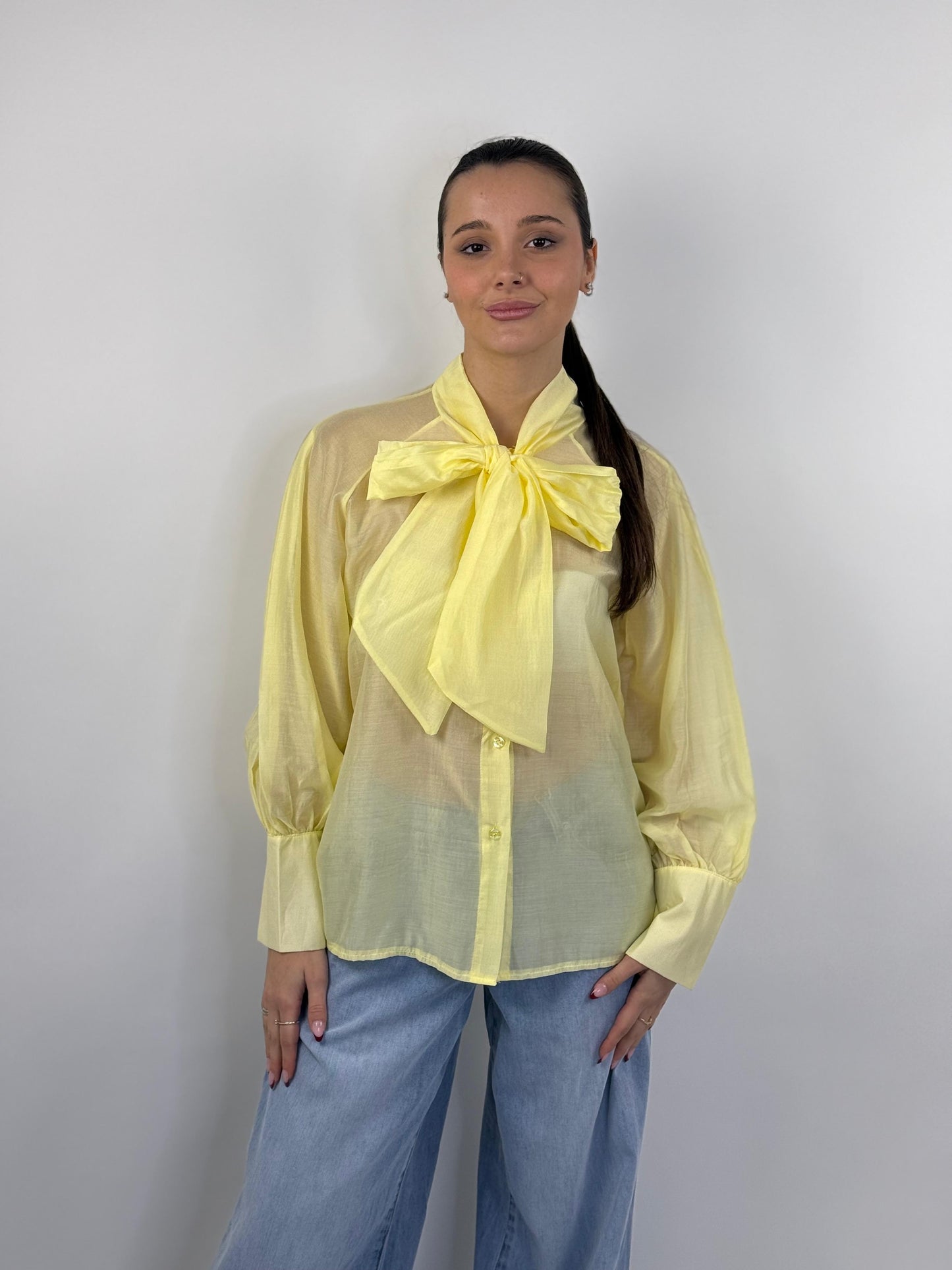Camicia trasparente con fiocco