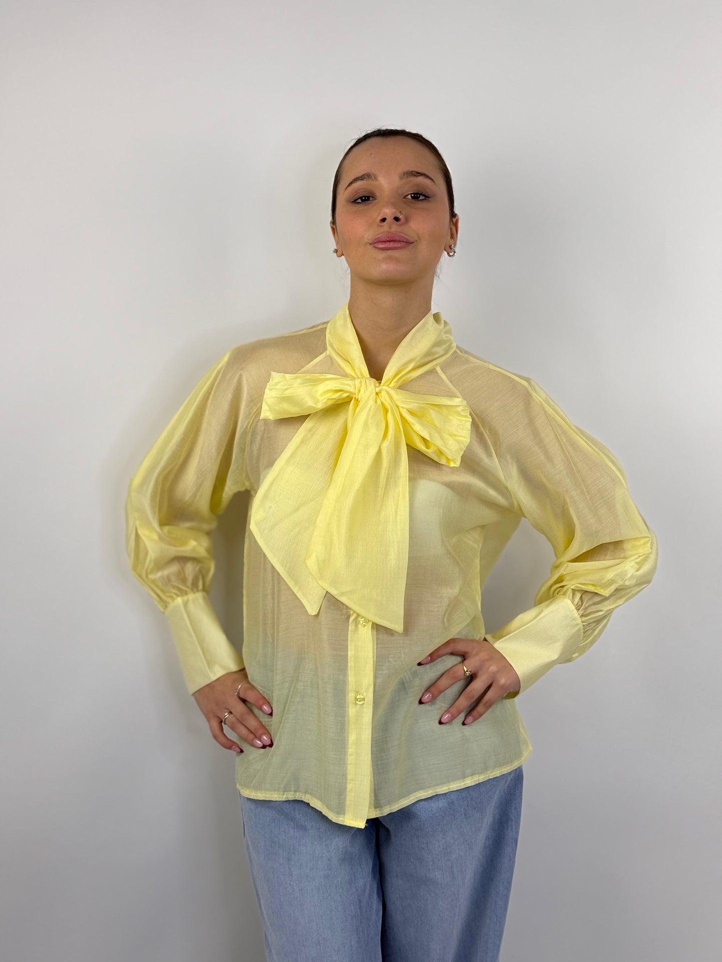 Camicia trasparente con fiocco
