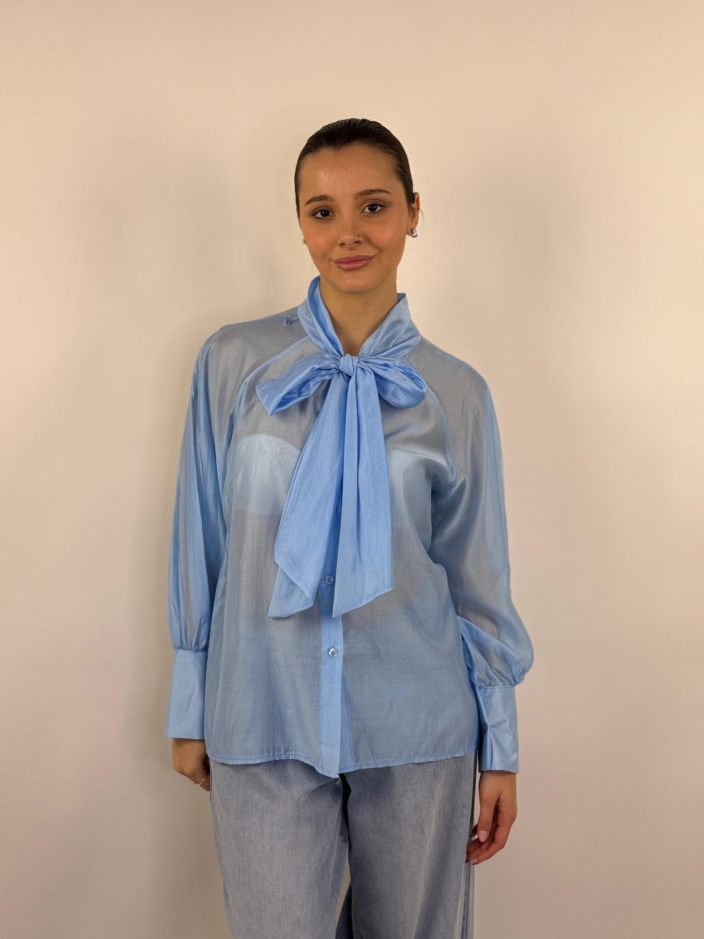 Camicia trasparente con fiocco