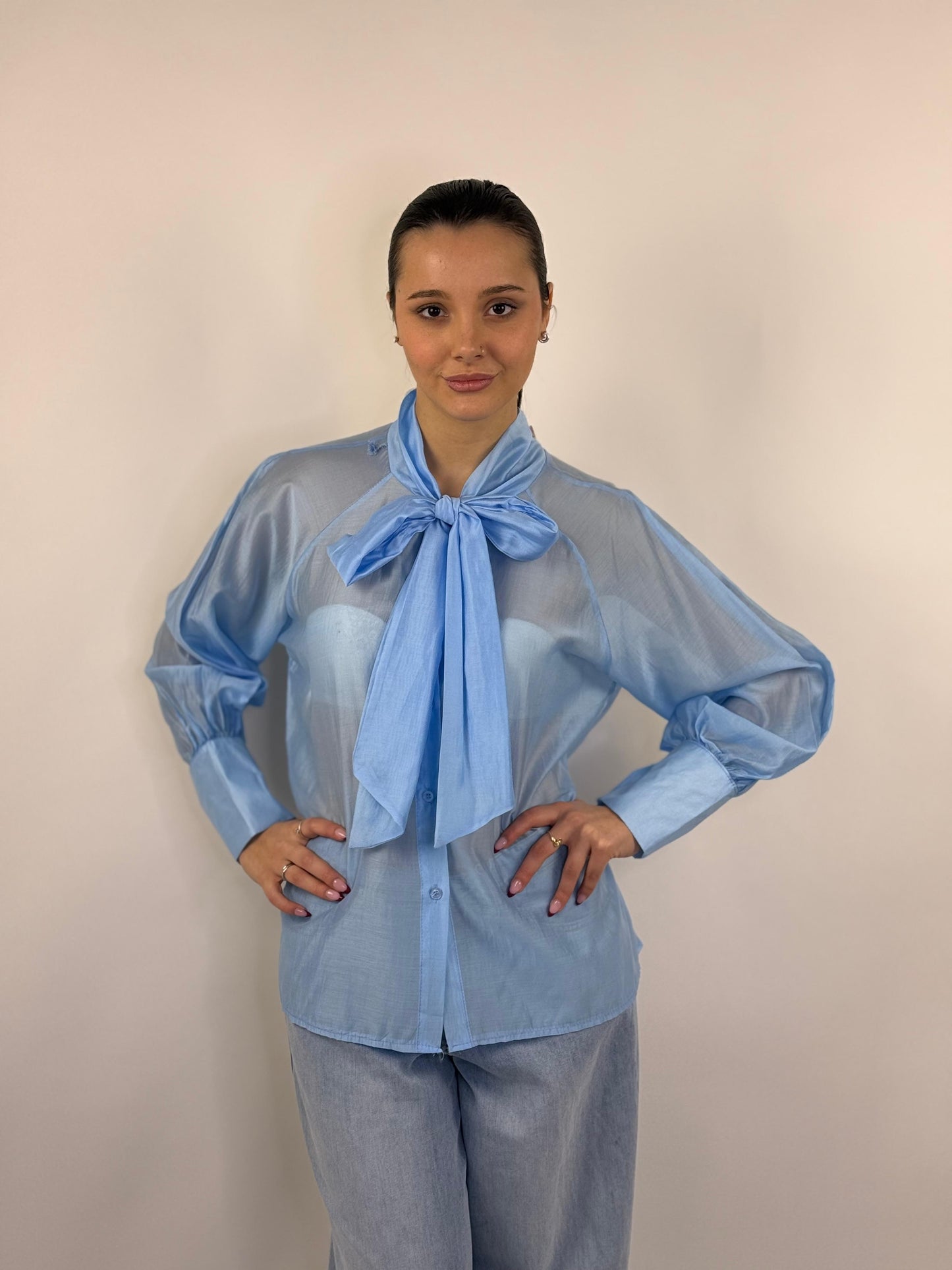 Camicia trasparente con fiocco