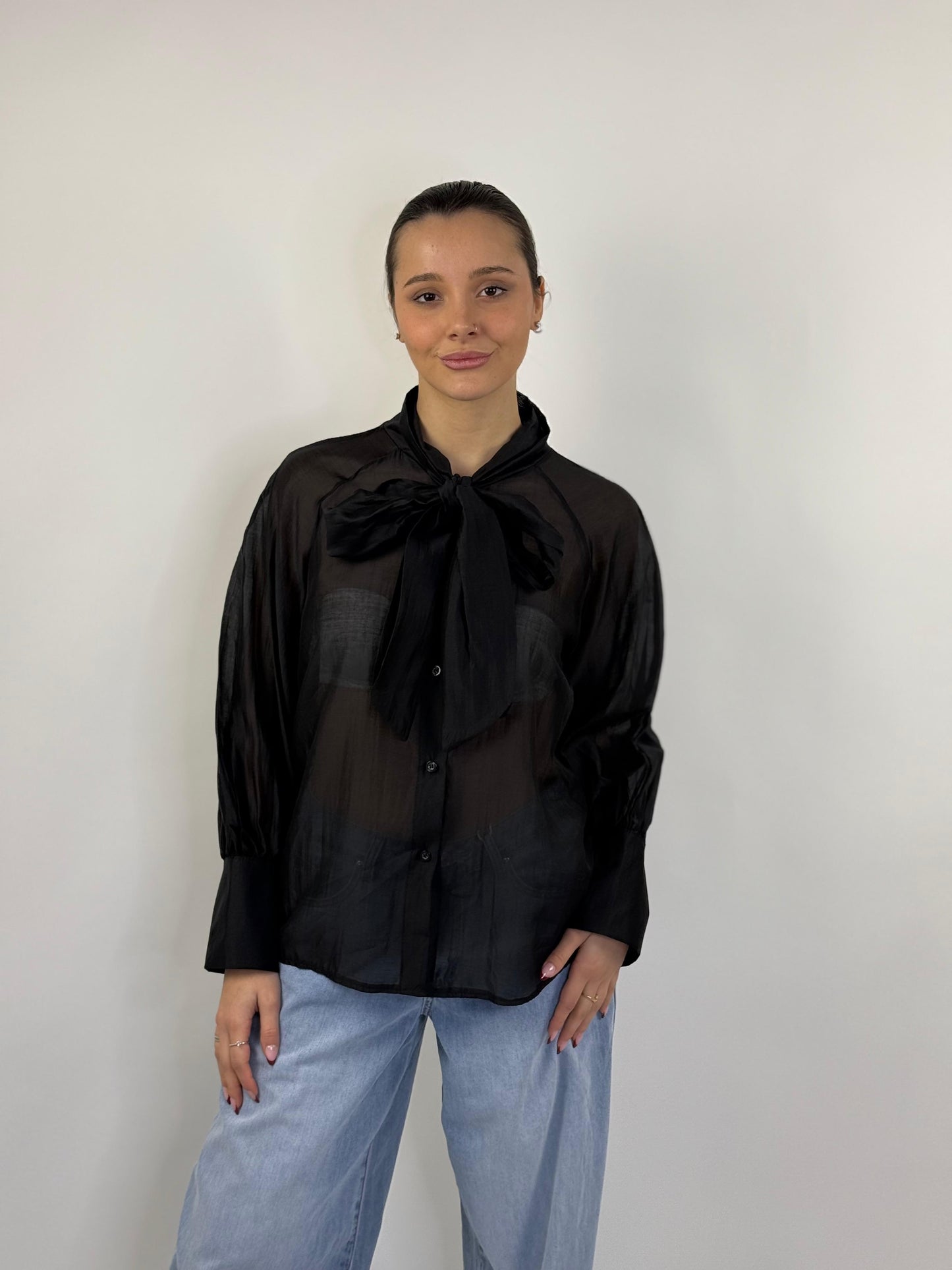 Camicia trasparente con fiocco