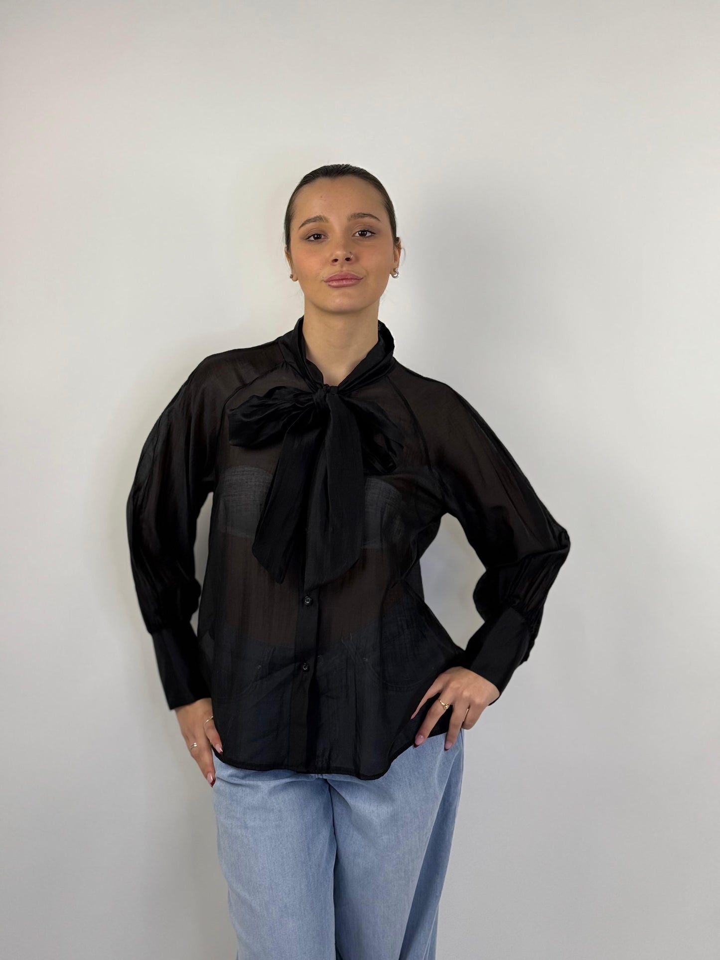 Camicia trasparente con fiocco