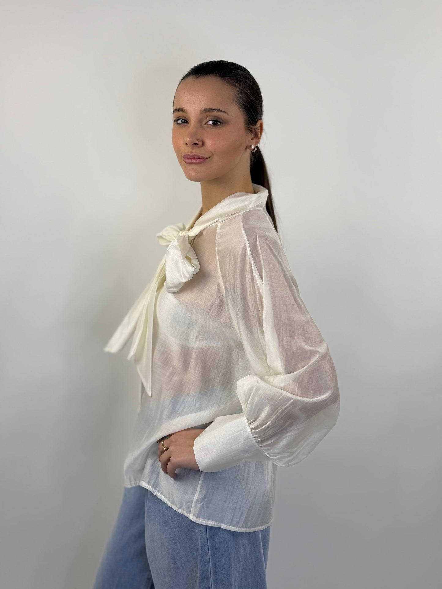 Camicia trasparente con fiocco