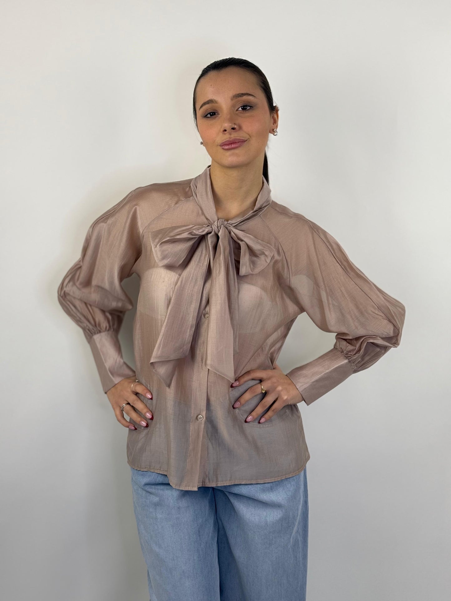 Camicia trasparente con fiocco