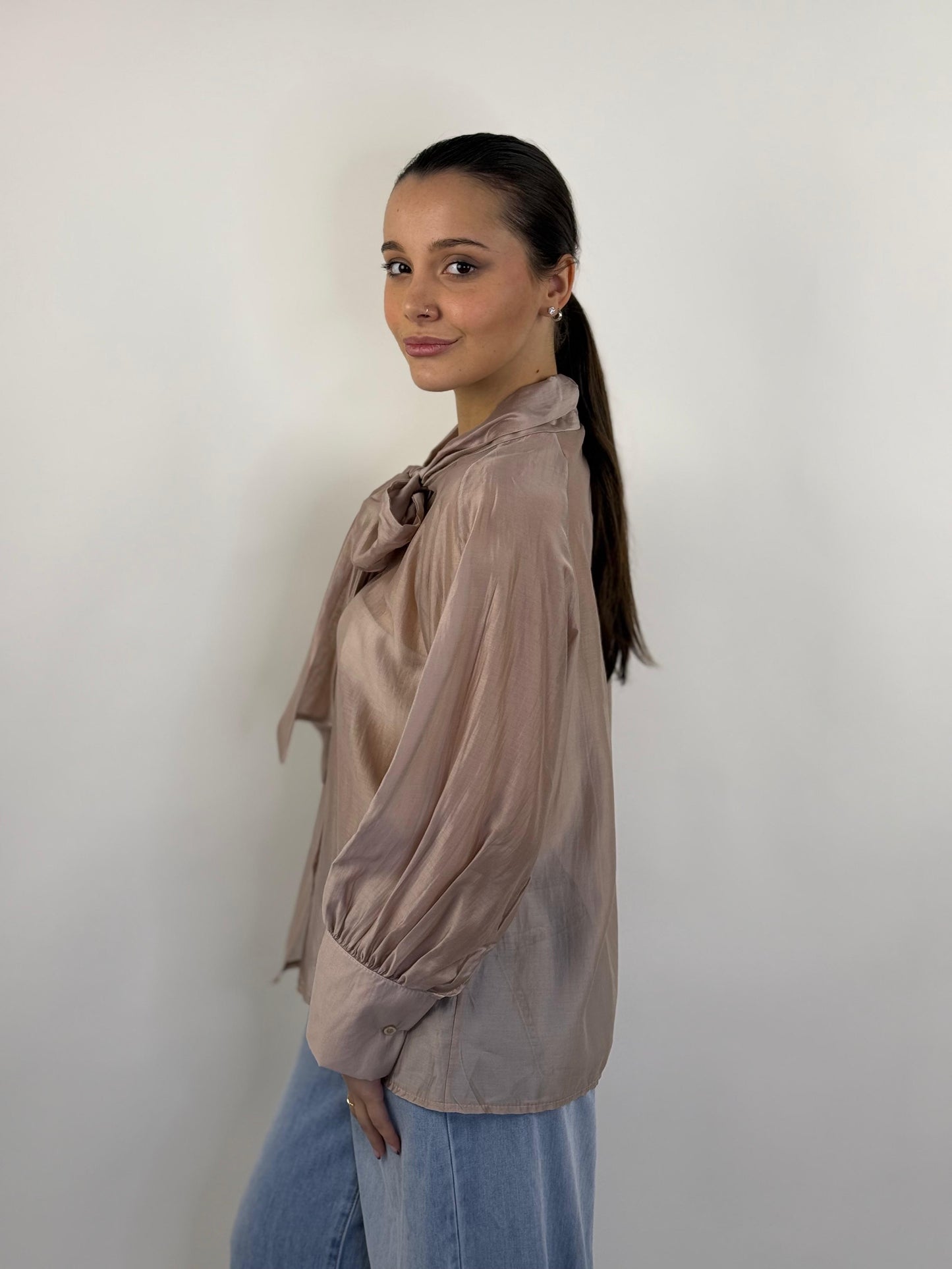 Camicia trasparente con fiocco