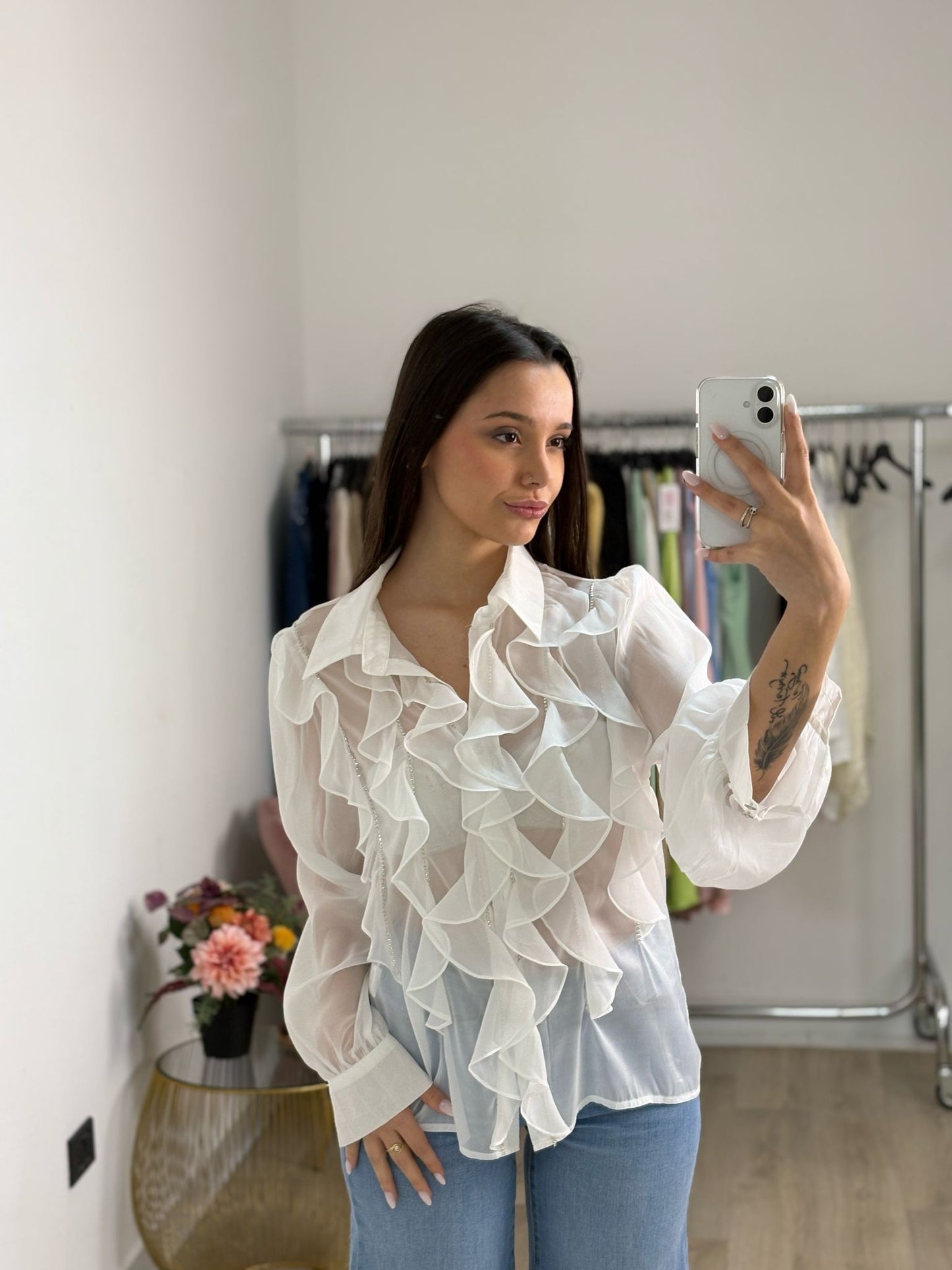Camicia con volant trasparente