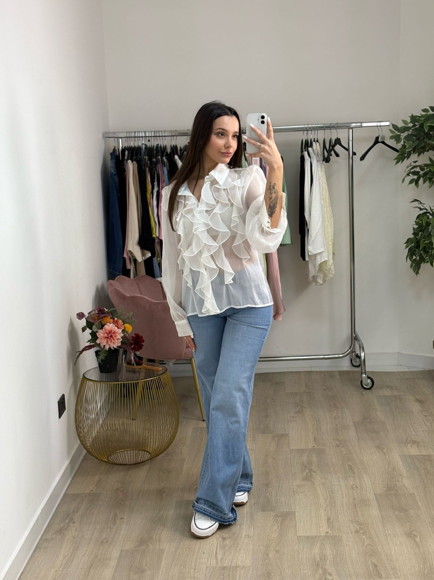 Camicia con volant trasparente