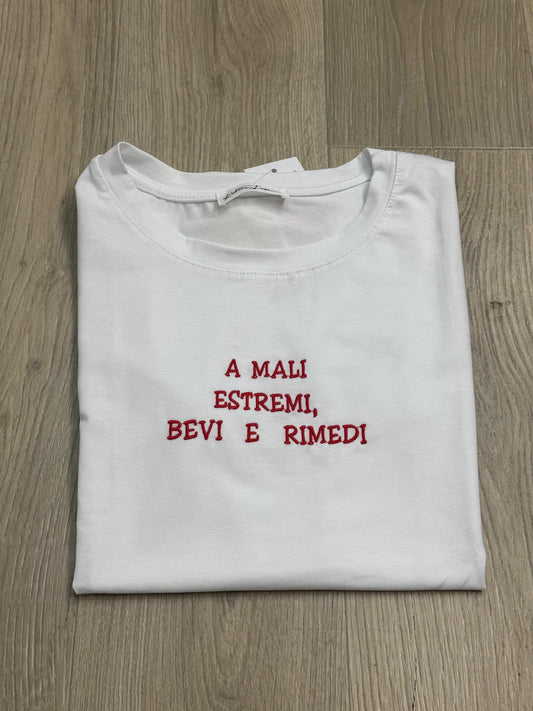 T-shirt con scritte ricamate 2.0