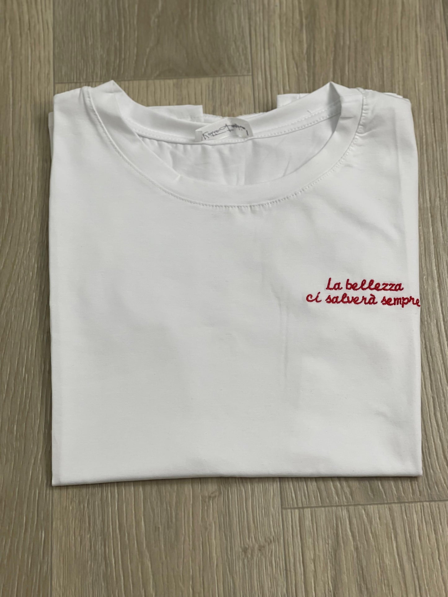 T-shirt con scritte ricamate 3.0