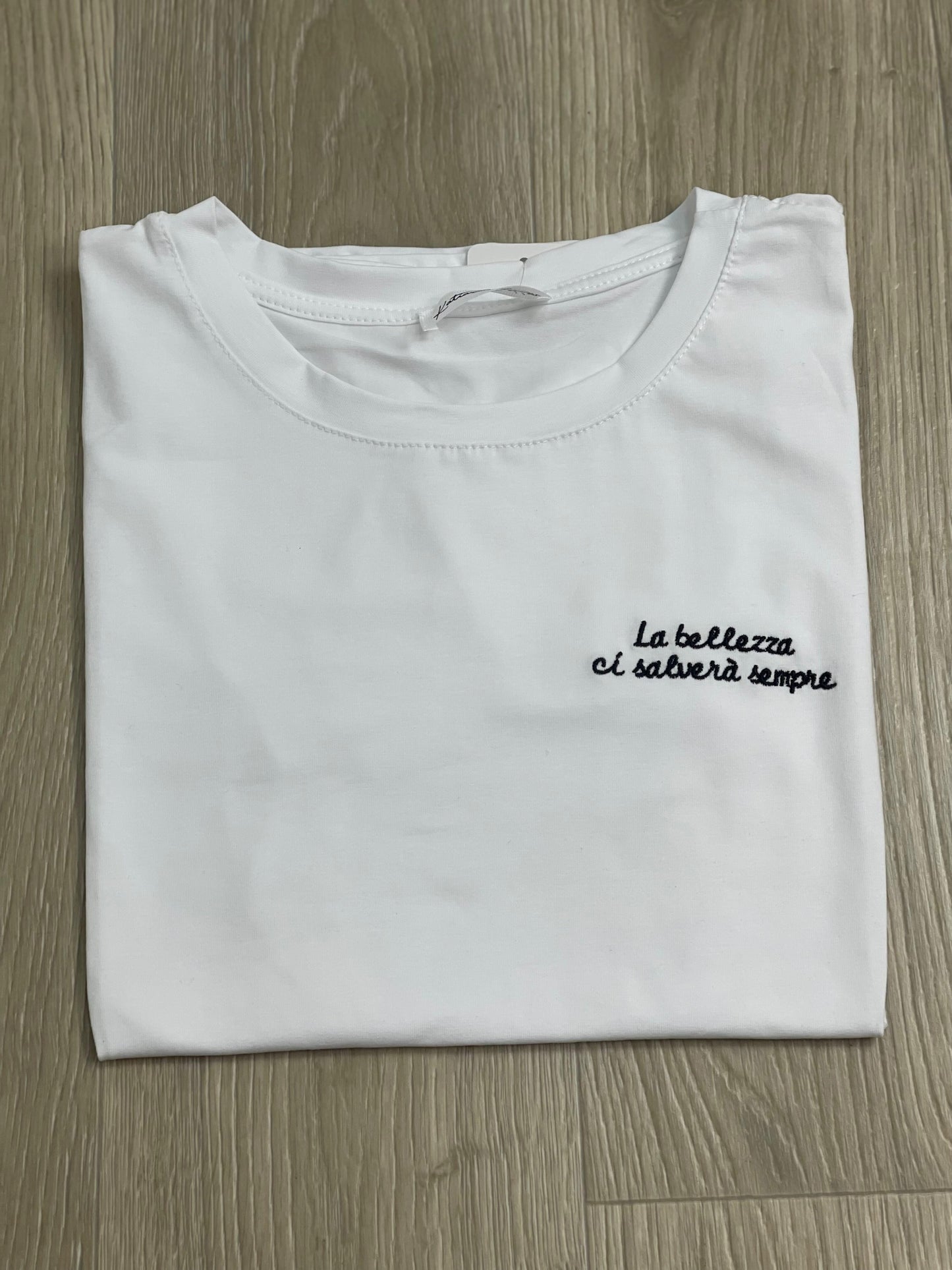 T-shirt con scritte ricamate 3.0