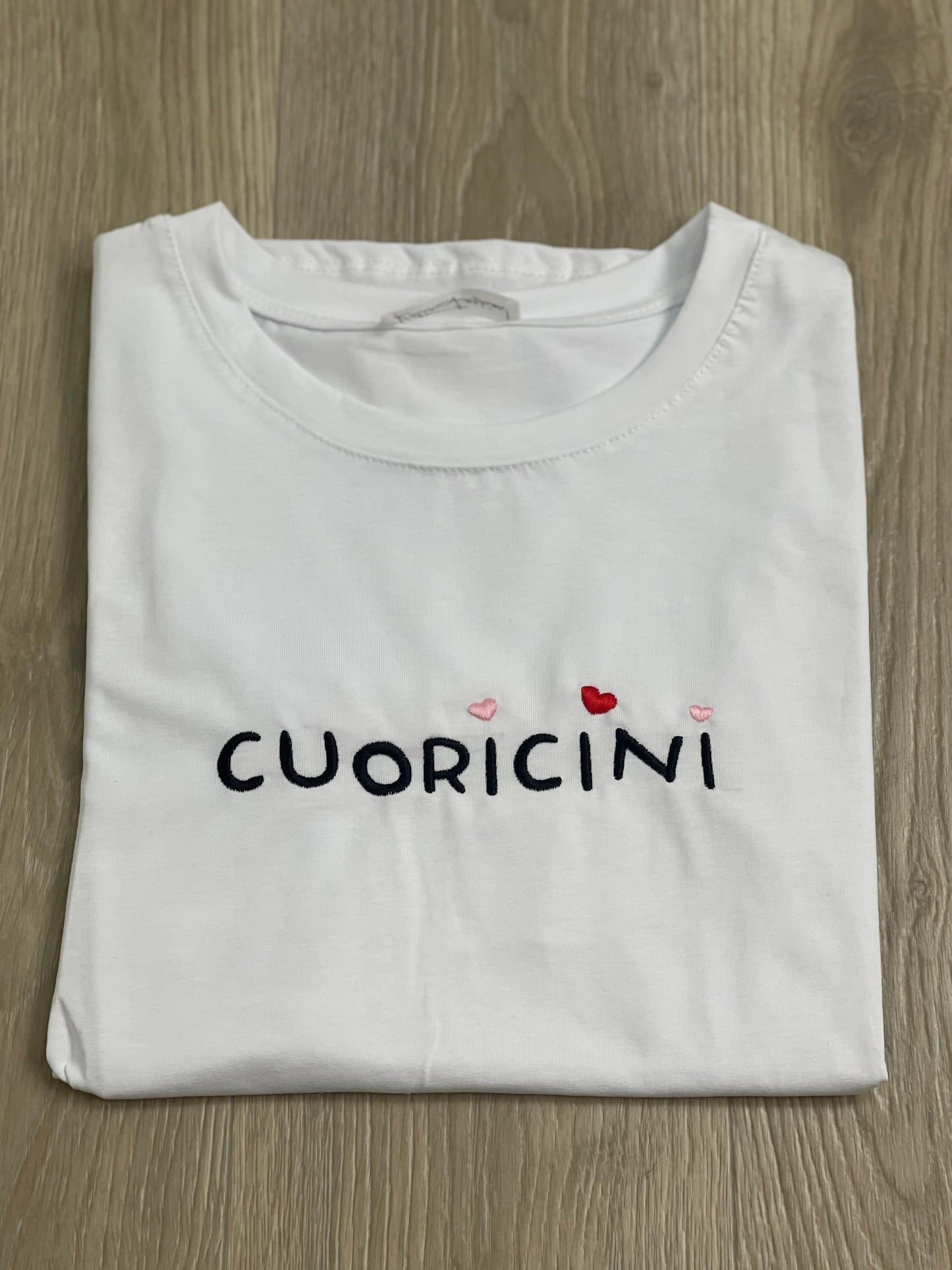 T-shirt con scritte ricamate 3.0