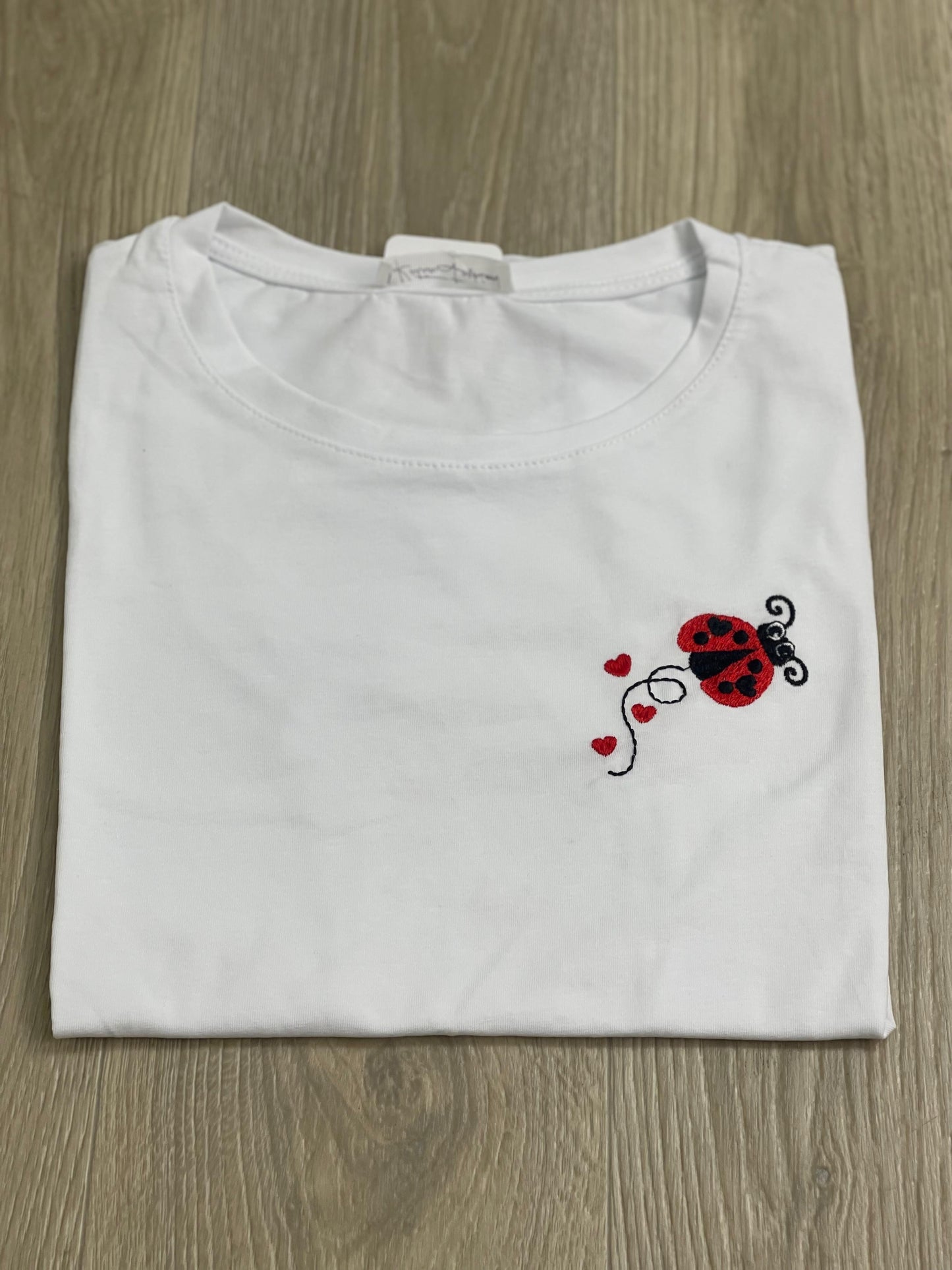 T-shirt con scritte ricamate 3.0
