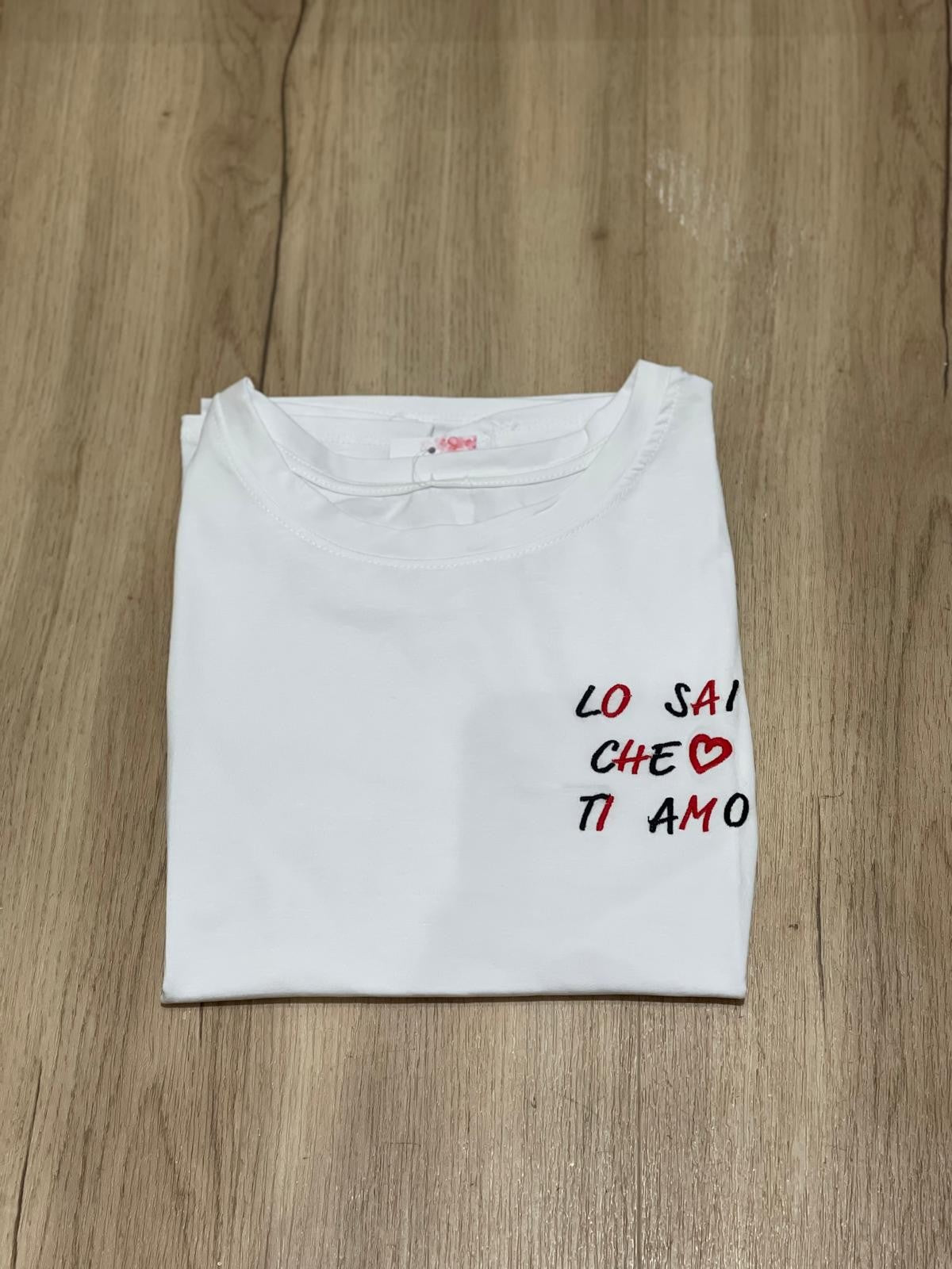 T-shirt con scritte ricamate 3.0