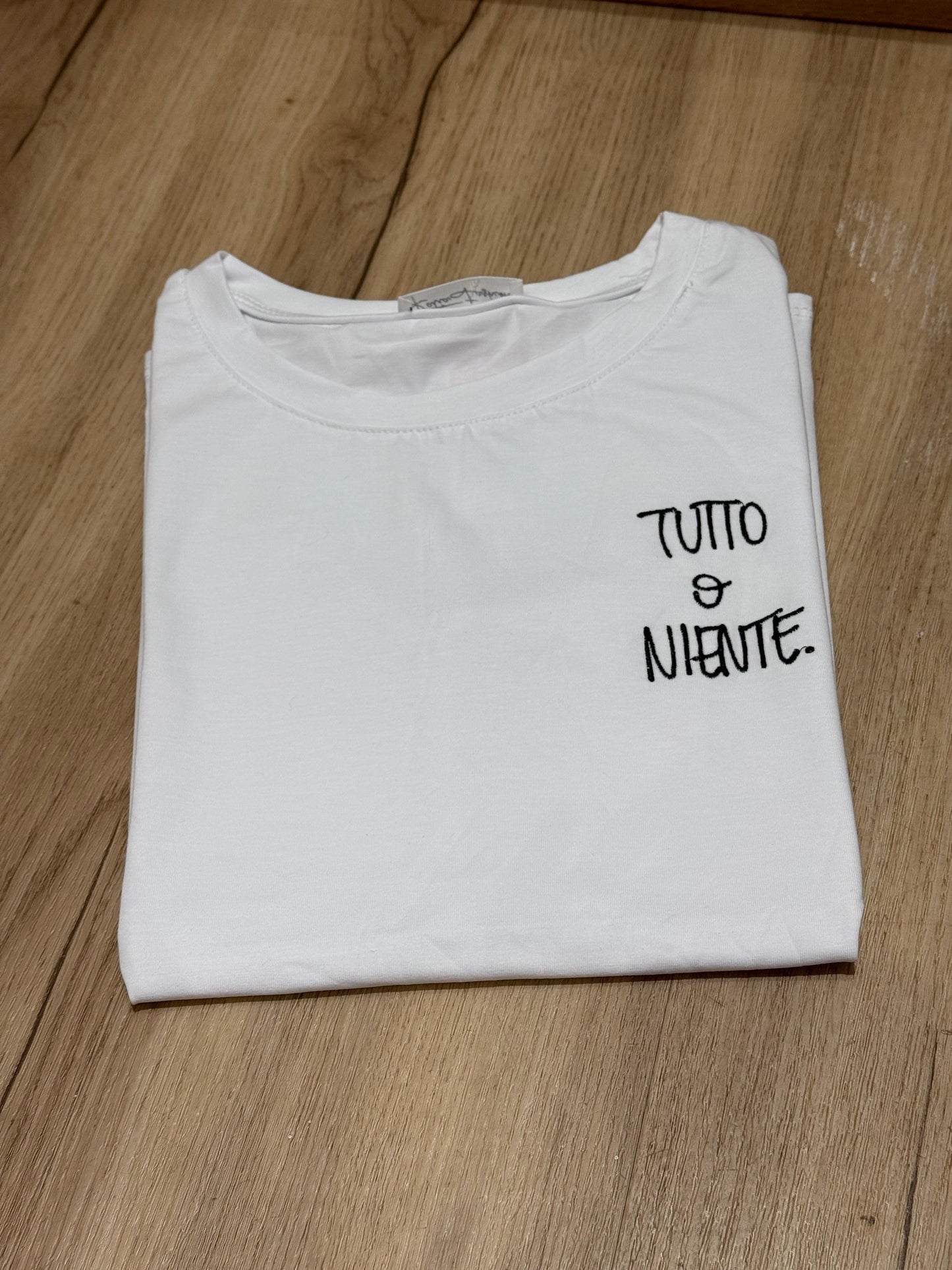 T-shirt con scritte ricamate 3.0
