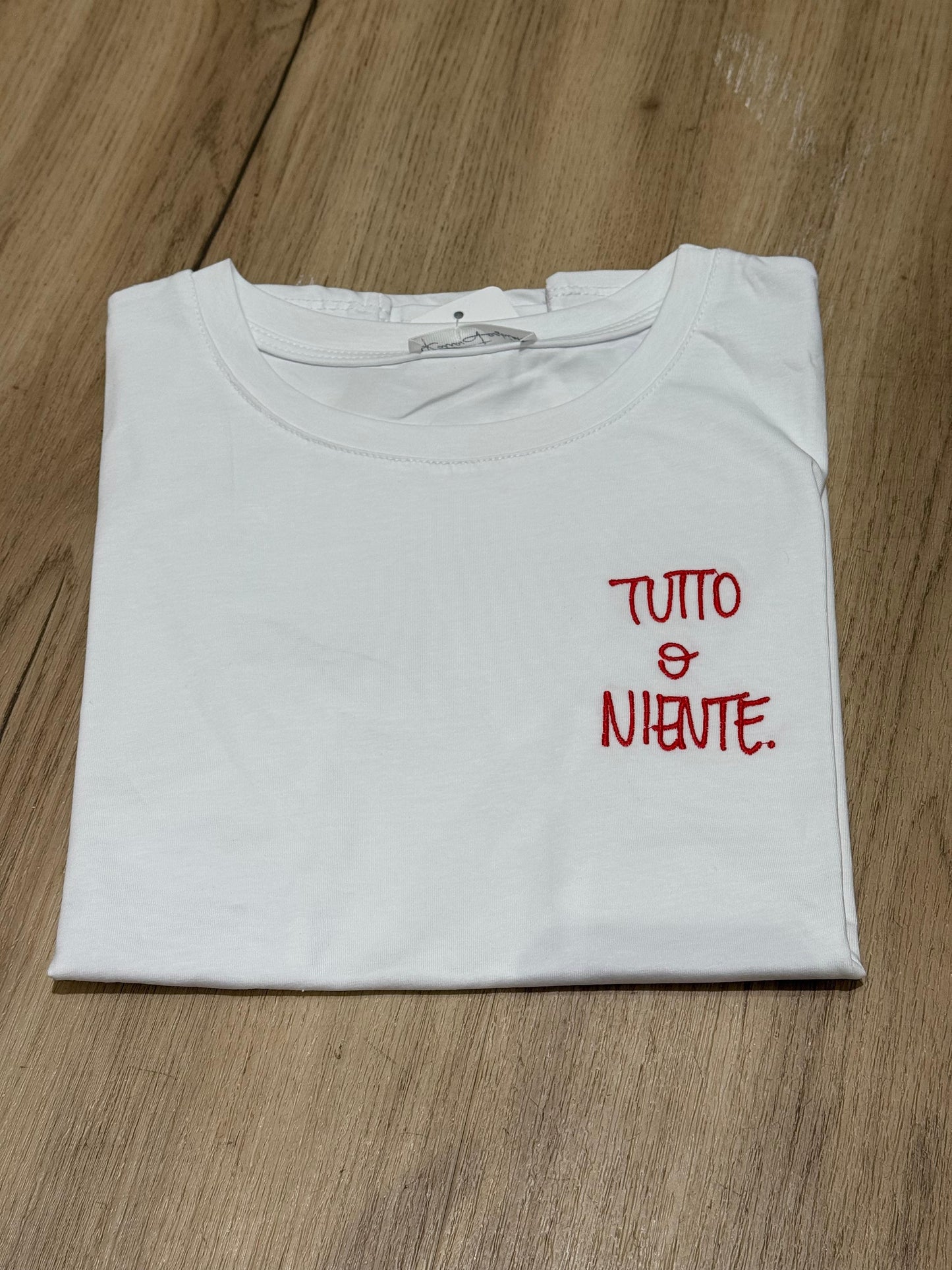 T-shirt con scritte ricamate 3.0