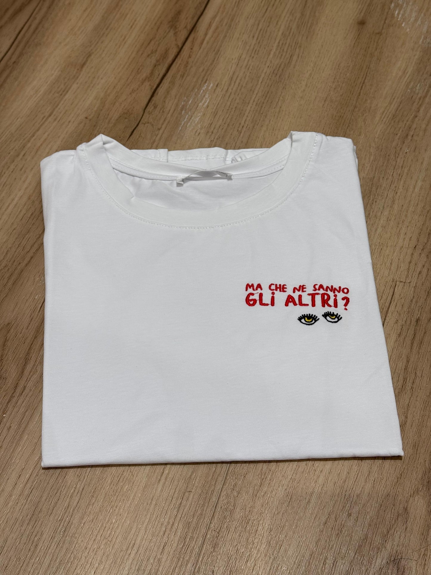 T-shirt con scritte ricamate 3.0