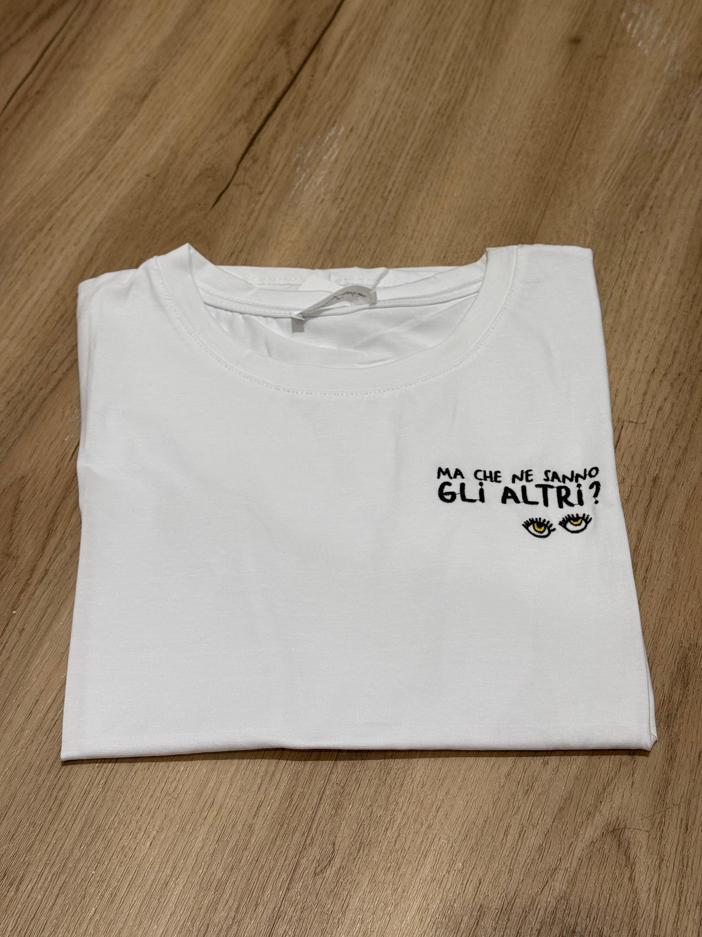 T-shirt con scritte ricamate 3.0