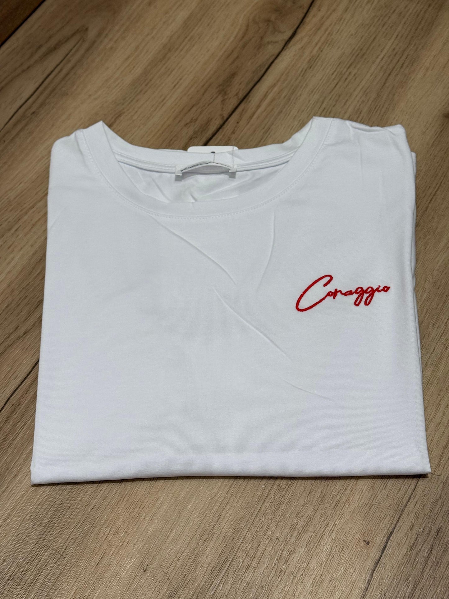 T-shirt con scritte ricamate 3.0