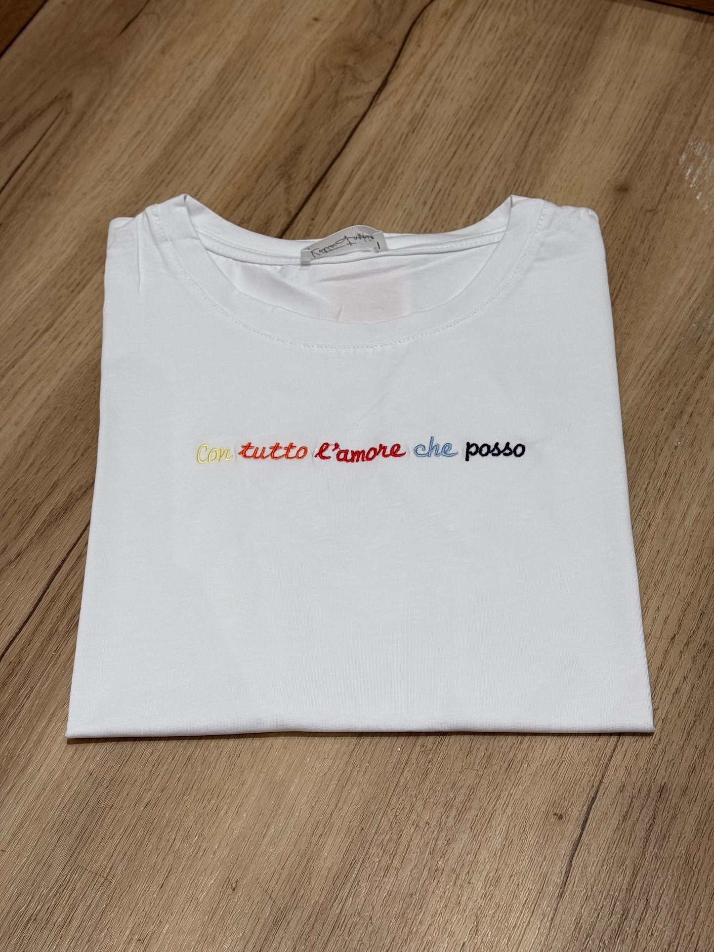 T-shirt con scritte ricamate 3.0