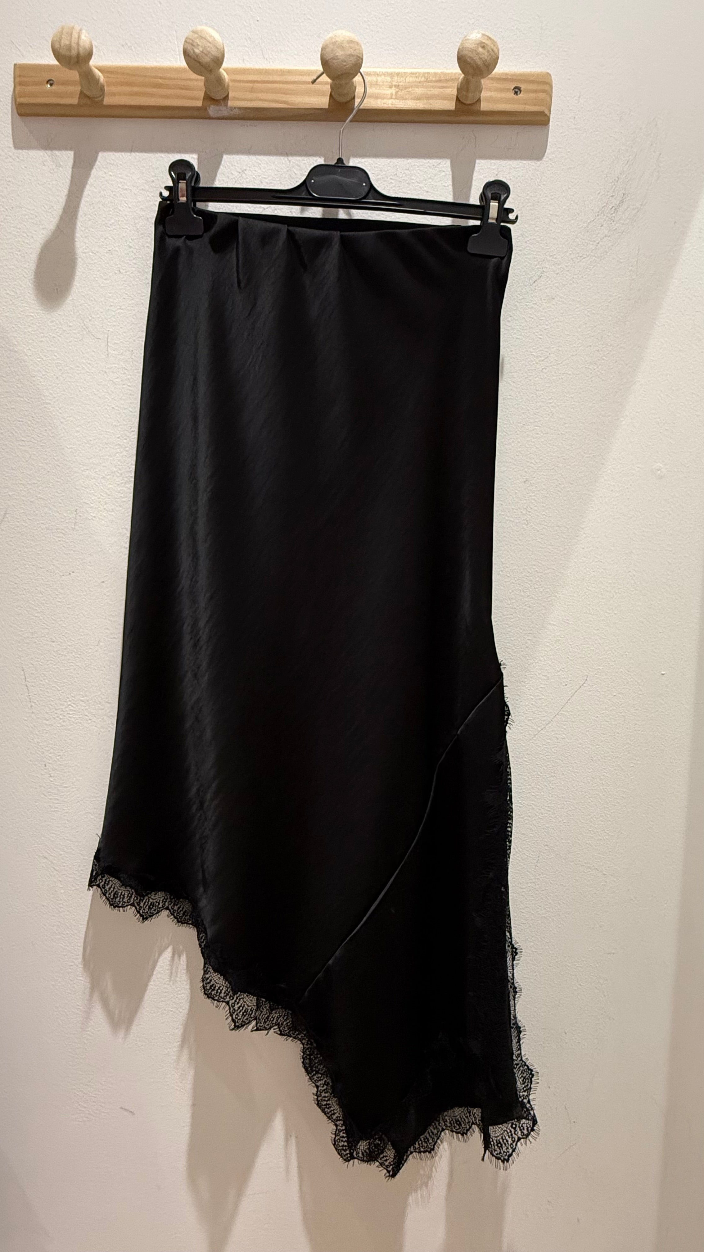 Gonna raso con pizzo