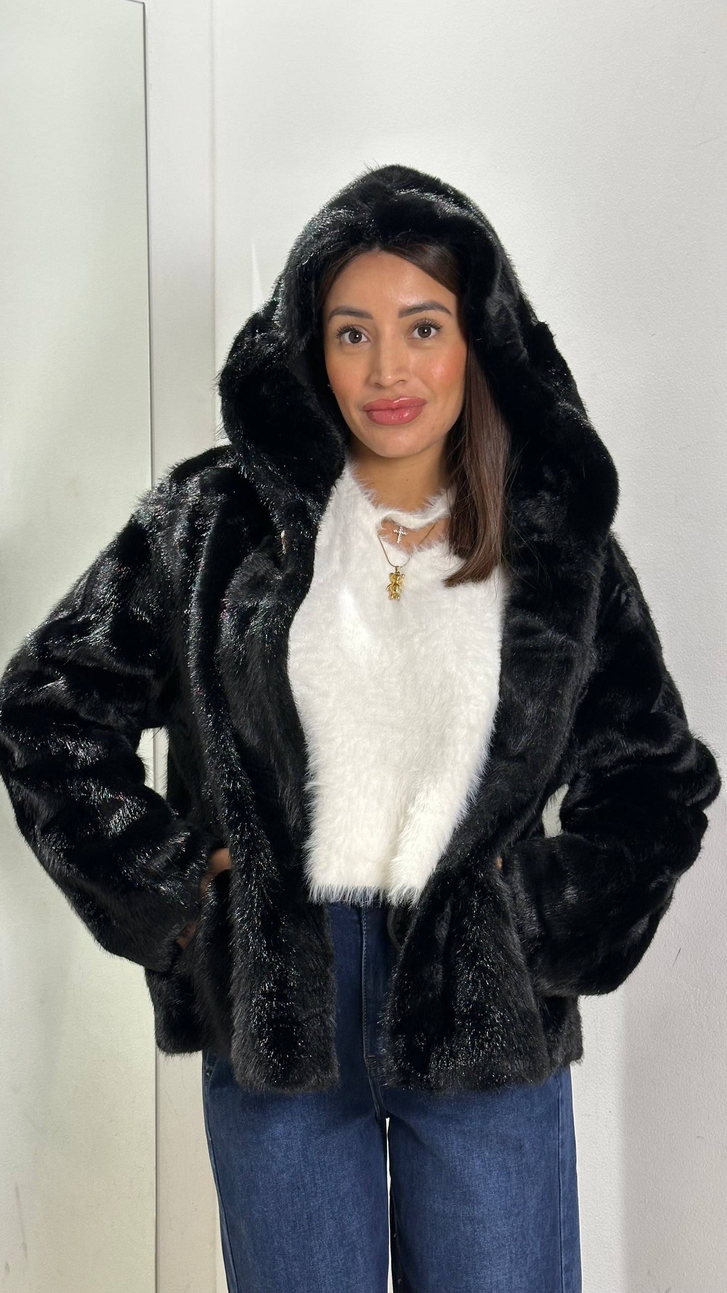 Pelliccia Nera con Chiusura a Spille