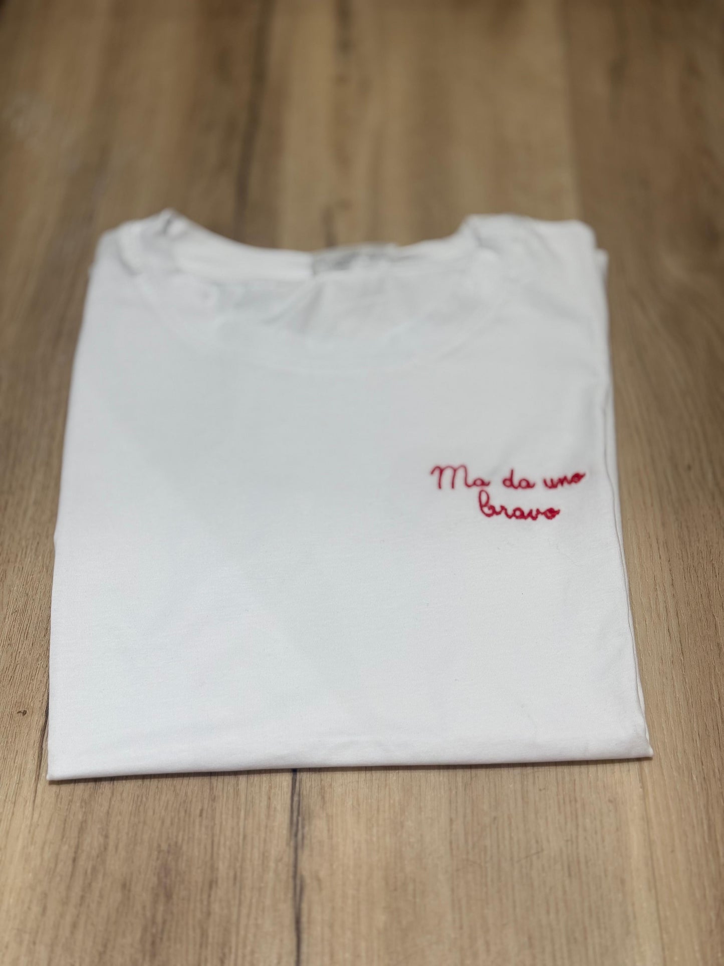 T-shirt con scritte ricamate 3.0