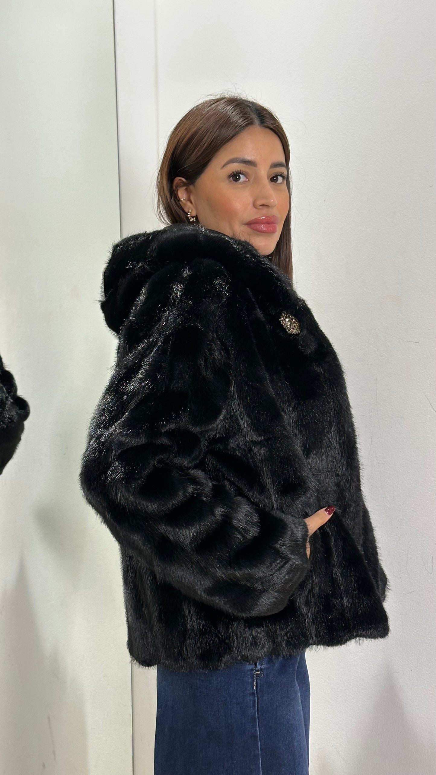 Pelliccia Nera con Chiusura a Spille