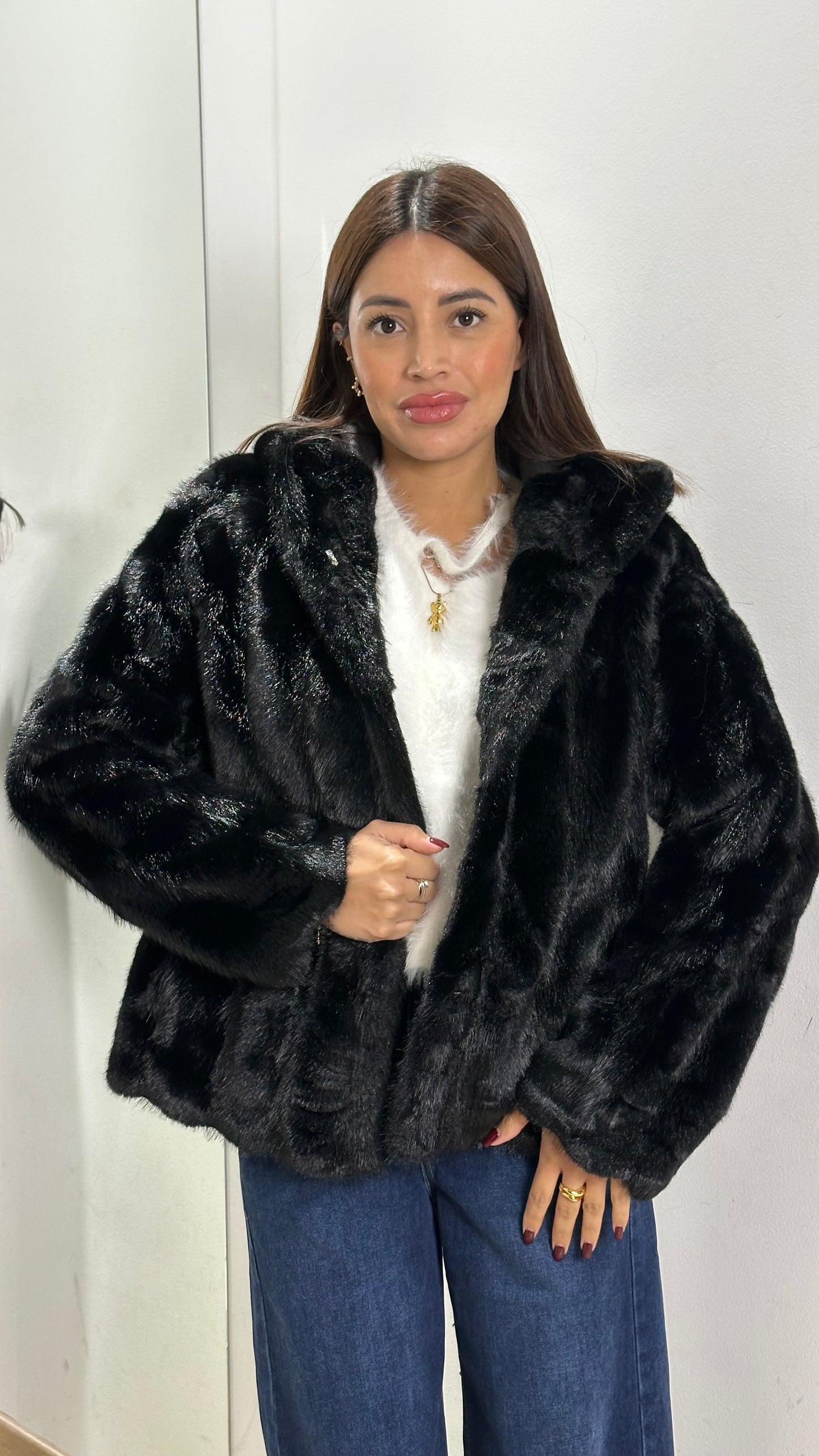 Pelliccia Nera con Chiusura a Spille