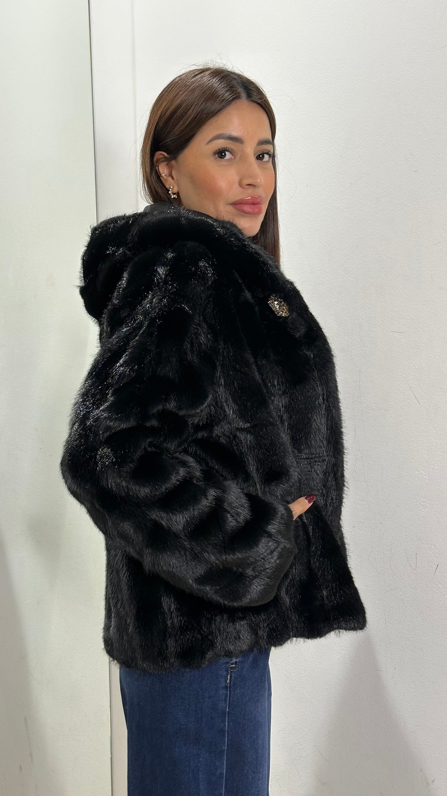 Pelliccia Nera con Chiusura a Spille