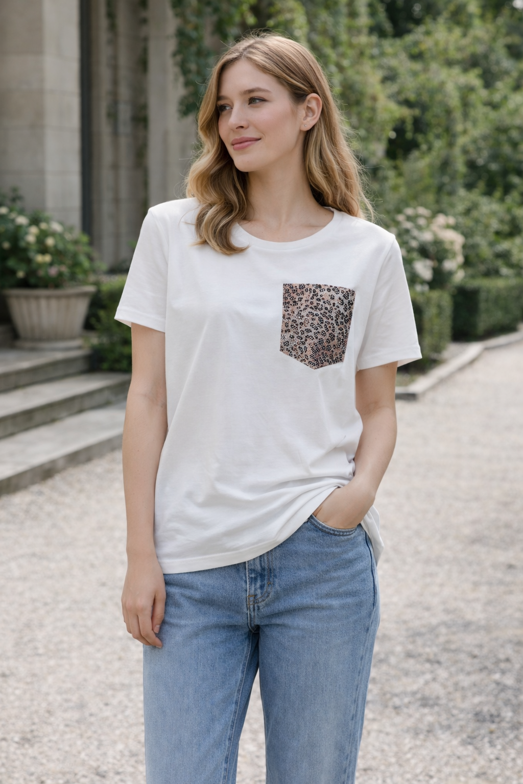 T-shirt over con taschino finto brillantinato