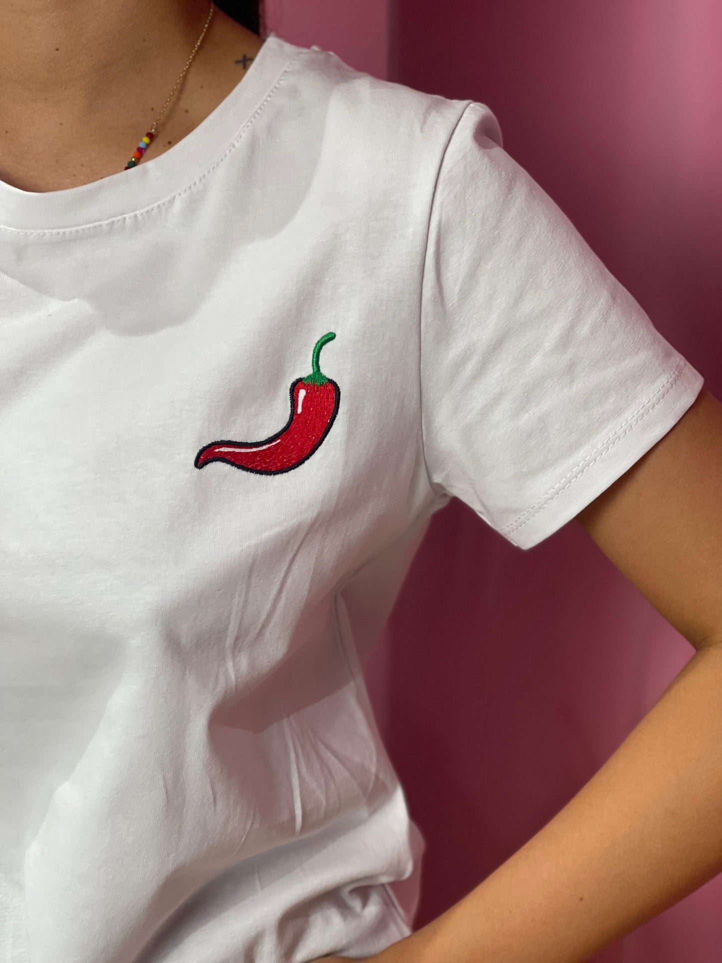 T-shirt peperoncino ricamato